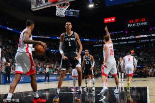 对中场的 对中场的