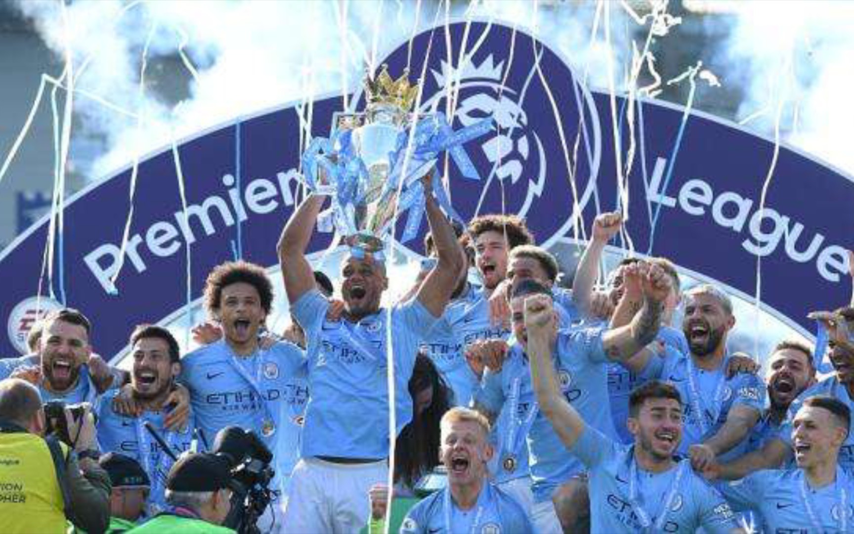 斯目前不在 斯目前不在